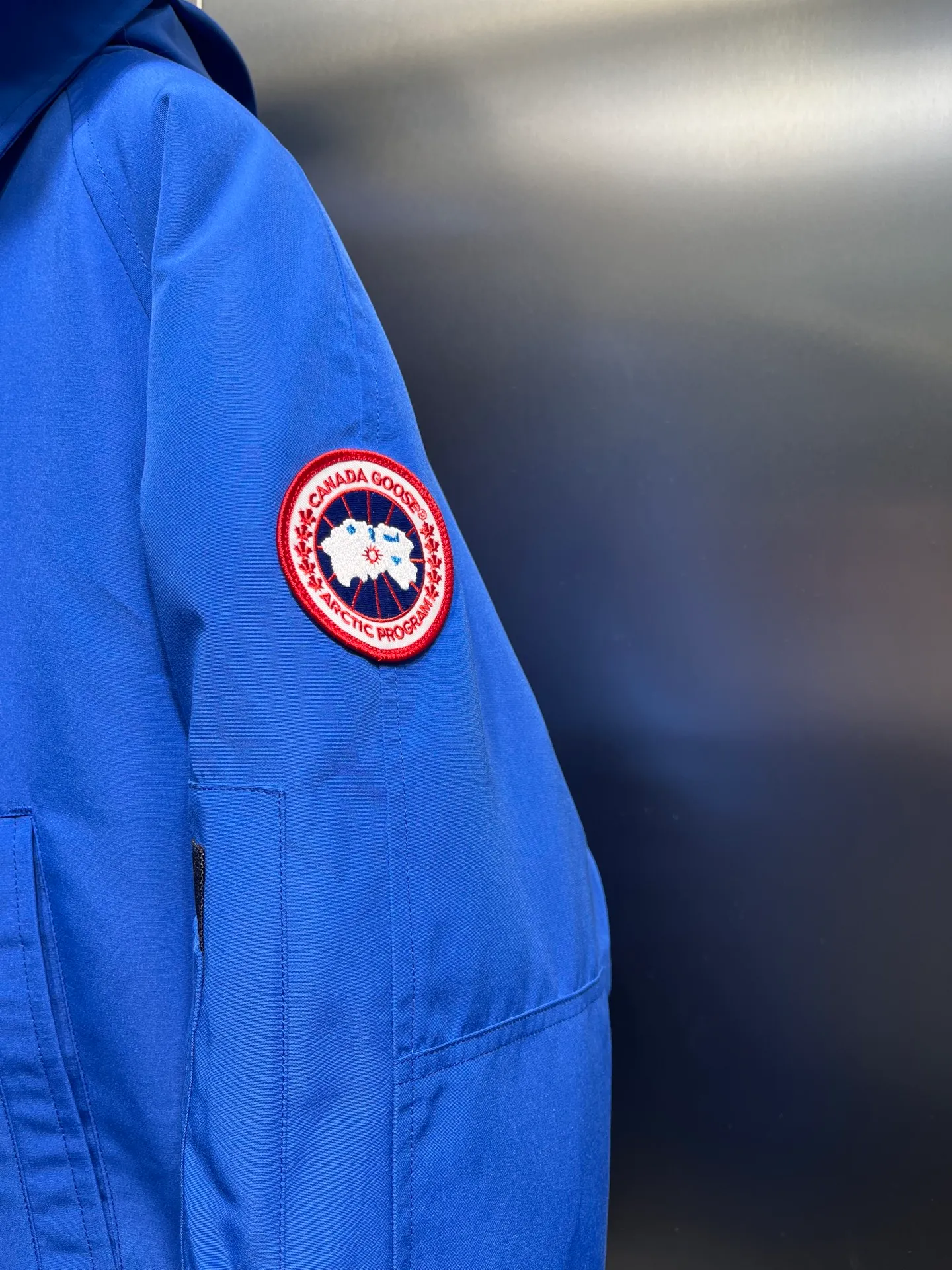 P720 high-end version (new version of Big Goose 01) Canada Goose Canada Goose #Chilliwack 7999M bomber jacket short down jacket/01 model #Men and Women Same Style# ➖ Genuine synchronous anti-counterfeiting chip sensor! ➖ Imported 21S polyester-cotton blended original fabric [last year’s 16S/18S hard fabrics have been completely eliminated, this year all use 21S genuine synchronous fabrics, the soft mid-strap feels delicate and textured], genuine synchronous Feather-Light 10D waterproof coating fabric, made of 84.5 polyester fiber and 15.5 cotton, 100% the best feel in the entire network! ➖ The genuine official website is synchronized with the national standard 80 white duck down, you can check the official website customer service, there will never be a series of misleading claims such as 90 down or goose down! ➖ Using the best nylon lining with double double-layer sealing design, velvet-proof No. 7 needle + grid-filled down ready-made garments, there is 100% no so-called velvet running! ➖ The cuffs are designed with thickened seamless threads, and the collar and pockets are lined with top-quality polar fleece to keep you warm and comfortable! ➖ Yoshida YKK provides original custom-made electroplated sliders. YKK two-way lockable zippers are tight and smooth and will not peel off paint! ➖ 3M composite guarantees that the Velcro is the same as the original, durable, and all accessories and hardware are custom-made! ➖ Imported BEHRINGER embroidery machine to customize the 10,000-needle embroidery logo, 98% of which can be reproduced to restore the original logo. You can check and compare on the official website! ➖ The fur collars are all made of large pieces of Western Canadian blue wolf hide, ensuring that each fur collar is 13-15cm wide!   Size:XS-XXL